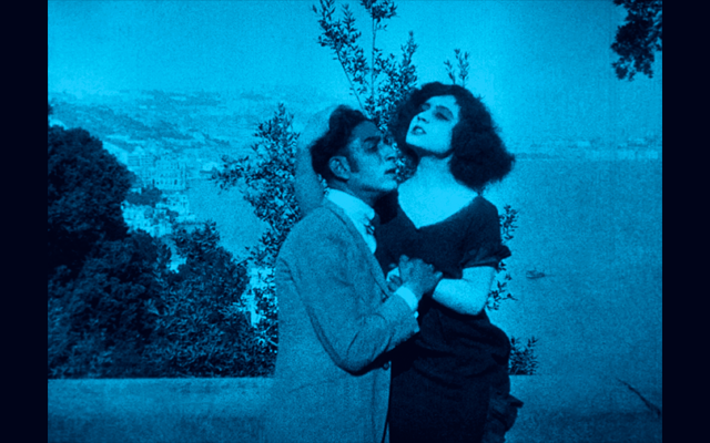 s-A-Santanotte_abbraccio_©Fotogrammi-dell-Archivio-Fotografico-CSC—Cineteca-Nazionale